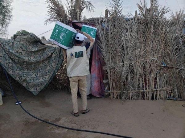 






إيصال المساعدات الغذائية لأسرة تعيش داخل كوخ