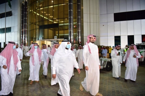  الأمير محمد بن عبدالرحمن يزور مركز المراقبة والتحكم بأمانة الرياض (مكة)