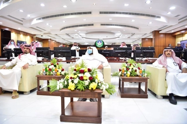  الأمير محمد بن عبدالرحمن يزور مركز المراقبة والتحكم بأمانة الرياض ( مكة ) 