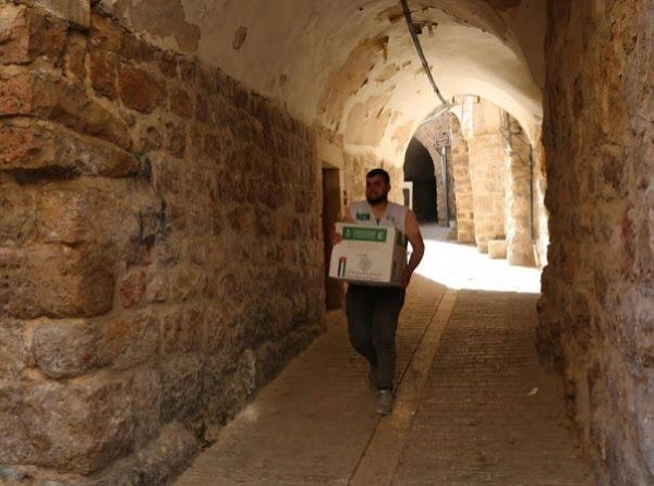 توزيع مركز الملك سلمان للإغاثة والأعمال الإنسانية  سلال غذائية رمضانية على الأسر المتعففة ( مكة ) 