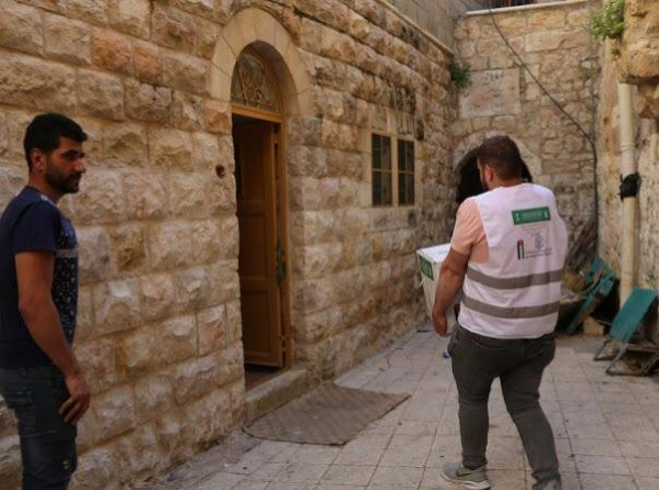 توزيع مركز الملك سلمان للإغاثة والأعمال الإنسانية  سلال غذائية رمضانية على الأسر المتعففة ( مكة )