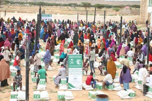 الأسر الصومالية تحصل على المواد الإغاثية (واس)