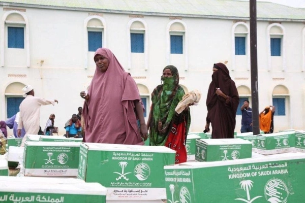 صوماليات يتقدمن للحصول على السلال الغذائية (واس)