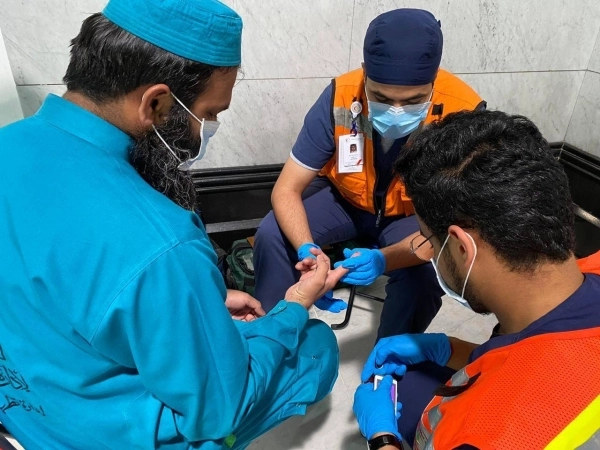 فرقة إسعافية تقدم الخدمات لمرتادي المسجد الحرام