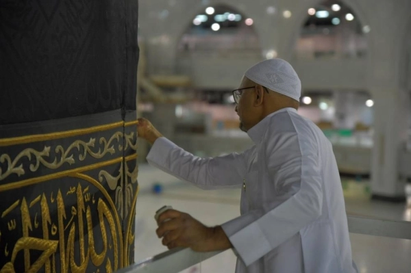 






صيانة ثوب الكعبة بشد الحزام وتثبيت أطرافه ليحتفظ برونقه