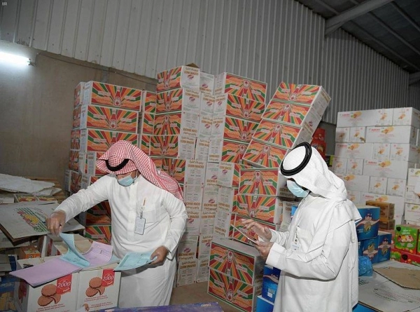 إغلاق مستودع غذائي مخالف في صناعية جازان