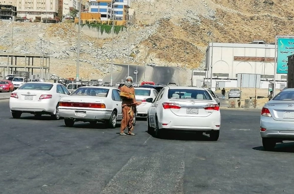 






مقيم يزاحم السيارات لبيع الخضراوات بطريقة مخالفة في سوق الكعكية بمكة            (أنس الحارثي)