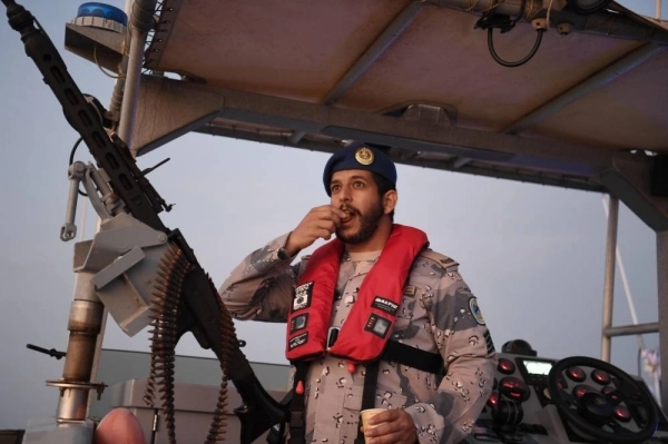 






أحد رجال حرس الحدود البحري بجدة يتناول إفطاره خلال تأدية مهامه الأمنية