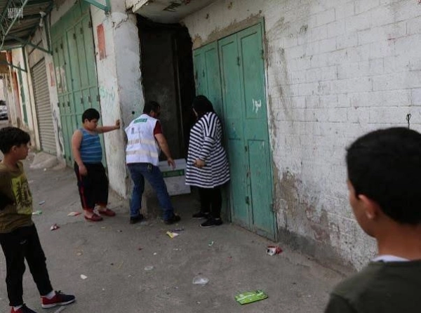 






توصيل المساعدات لإحدى الأسر بقطاع غزة