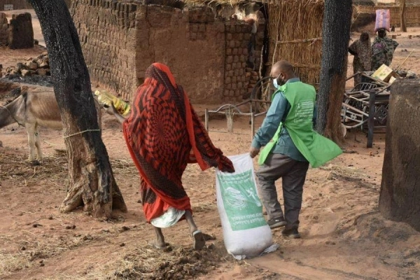 






ممثل المركز يساعد امرأة سودانية في حمل المساعدات