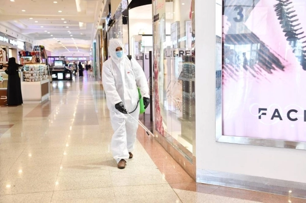 تعقيم داخل مركز تجاري في جازان
