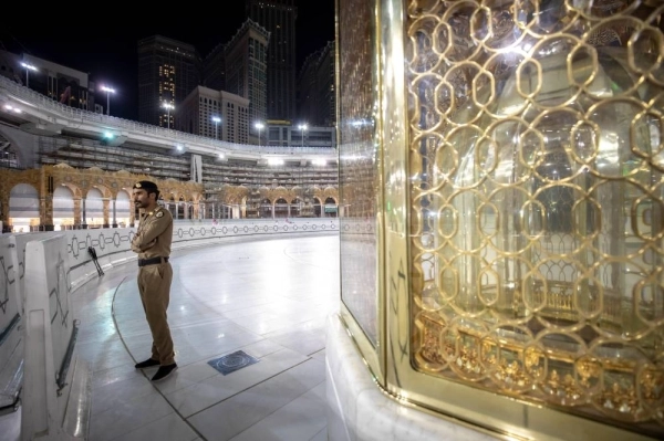 






أحد رجال الأمن مؤديا عمله داخل المسجد الحرام