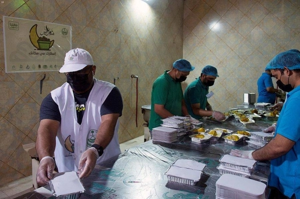 62,000 وجبة إفطار وزعتها لجنة عنيزة الفرعية في حملة «إفطارك في مكانك»