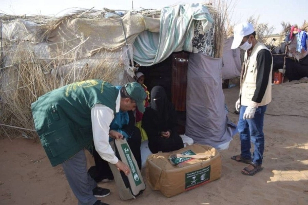 مواد إغاثية لأسرة لاجئة داخل خيمتها (واس)