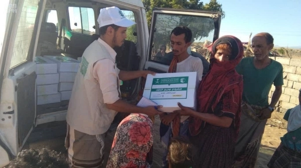 أسرة يمنية تتسلم حصتها من التمور (واس)
