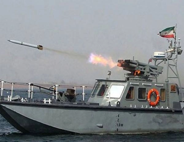 زوارق إيرانية تشكل توترا مستمرا في الخليج (مكة)