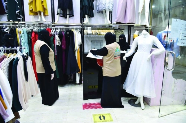 



فرقة نسائية من أمانة جازان خلال جولة رقابية بأحد أسواق صامطة