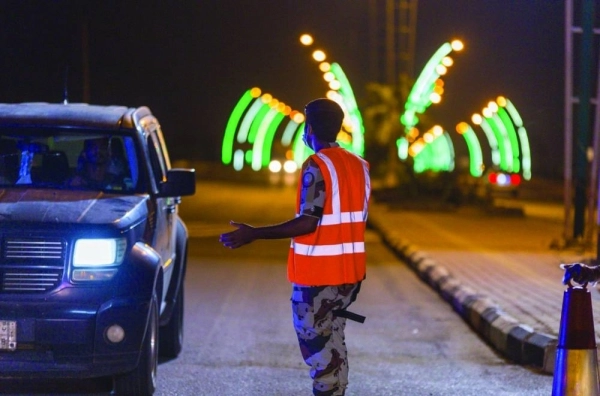 أحد رجال الأمن خلال تطبيق منع التجول