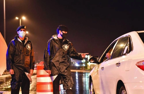 






رغم غزارة الأمطار.. رجال الأمن بالعاصمة المقدسة يؤدون مهامهم في تطبيق منع التجول