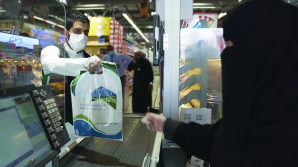 توزيع المعقمات مجانا على العاملين بالميدان والمنشآت التجارية بمكة