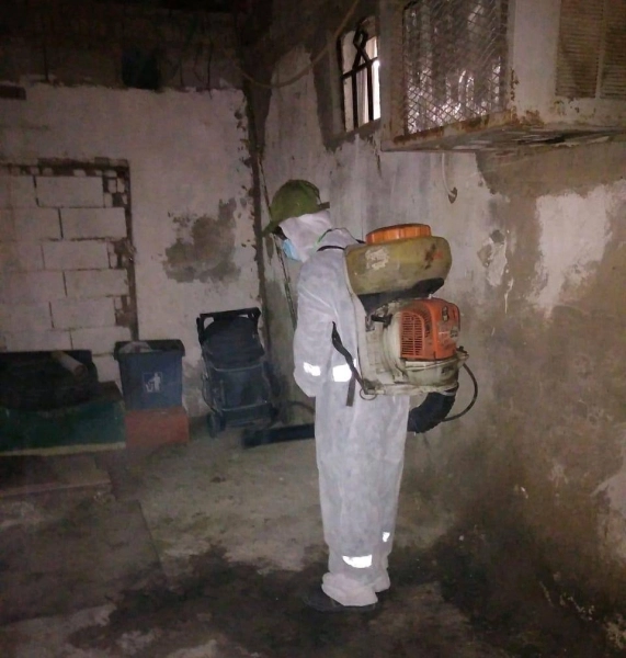 تعقيم أحد مساكن العمالة في جدة