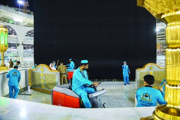 من عمليات تعقيم وتنظيف المسجد الحرام بعد هطول الأمطار