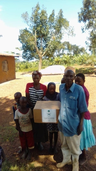 من توزيع السلال الرمضانية بأوغندا (مكة)