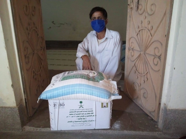 أحد المستفيدين من السلال الرمضانية في باكستان 