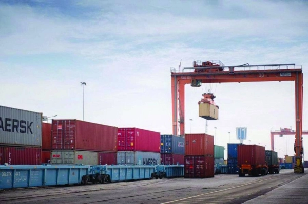 






 من عملية تنزيل حاويات في ميناء الدمام                                                                 (مكة)