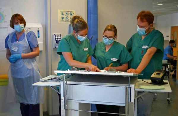 






طاقم طبي في مستشفى رويال بلاكبيرن ببريطانيا                          (د ب أ)