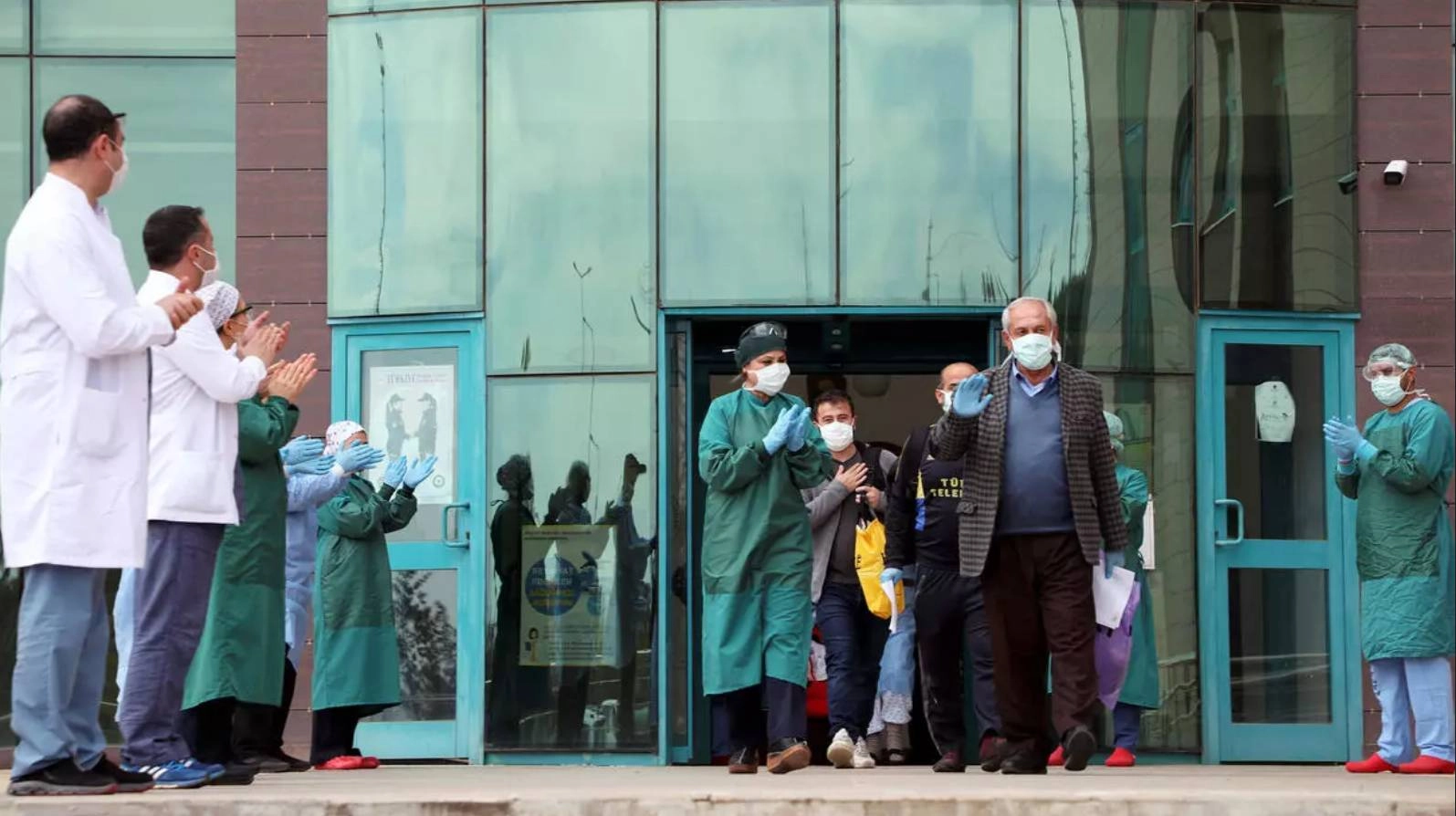 






أتراك يخرجون من المستشفى بعد تعافيهم                                                                                          (مكة)