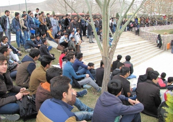 






 شباب إيرانيون عاطلون عن العمل في طهران                                                                                                       (مكة)