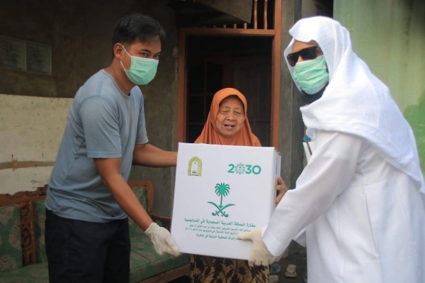 






سيدة تتسلم سلة غذائية سعودية