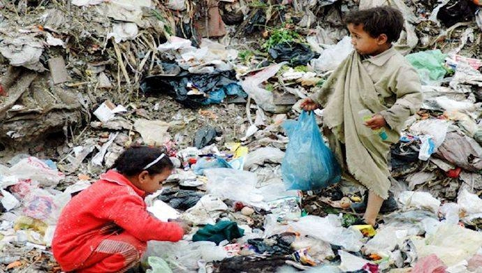 






طفلان إيرانيان يبحثان عن طعام في قمامة                                               (مكة)