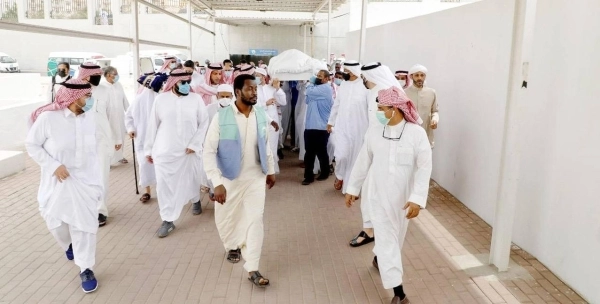 






جثمان الفقيد محمولا على أعناق محبيه قبل مواراته الثرى في مقبرة المعلاة أمس