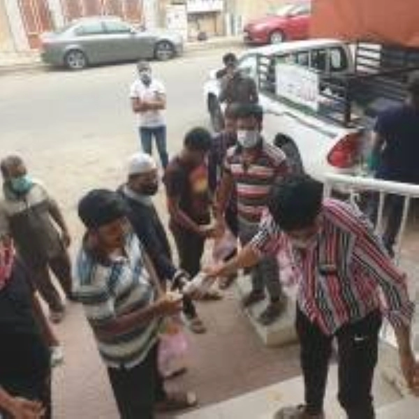 من توزيع وجبات إفطار للصائمين (مكة)