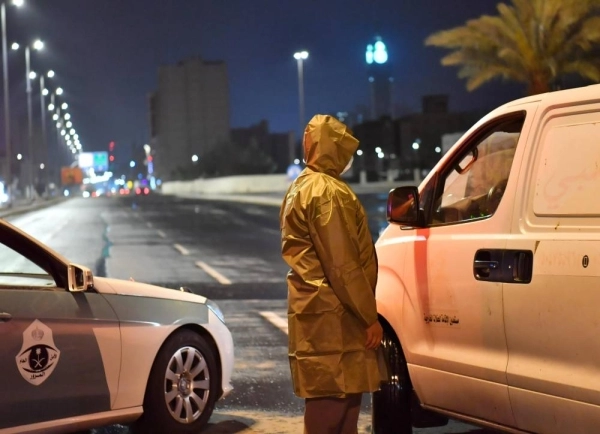 رجل يؤدي مهامه بالعاصمة المقدسة(مكة)