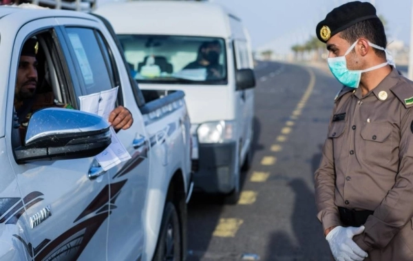 رجل أمن يؤدي عمله بأحد شوارع العيساوية (مكة) 