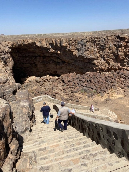 



رحلة استكشافية لأحد الكهوف                    (واس)