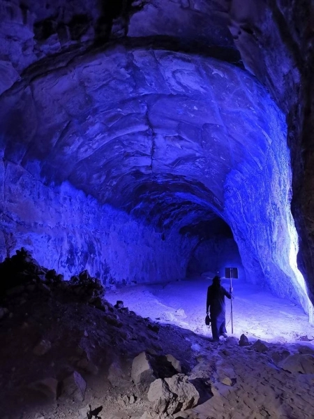 رحلة استكشافية لأحد الكهوف (واس)