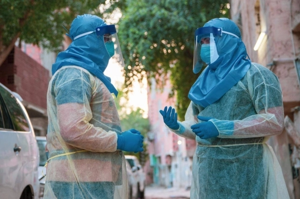 






ممارسان صحيان خلال أحد الفحوص الخاصة بكورونا بالعاصمة المقدسة      (مكة)