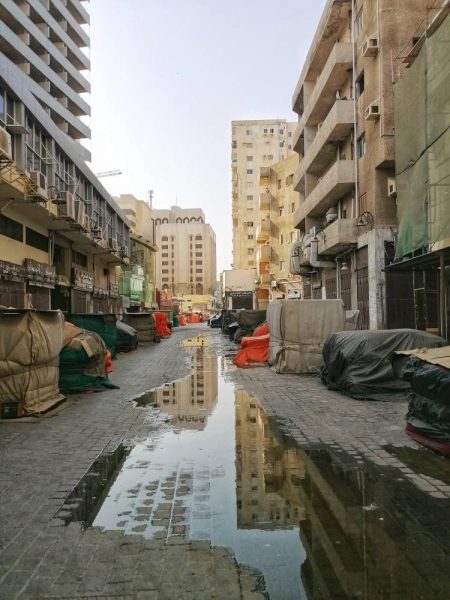 سوق البلد في جدة يبدو خاليا مع بدء منع التجول طول اليوم في جميع مناطق المملكة. (أنس الحارثي)