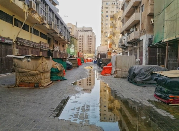 سوق البلد في جدة يبدو خاليا مع بدء منع التجول طول اليوم في جميع مناطق المملكة. (أنس الحارثي)