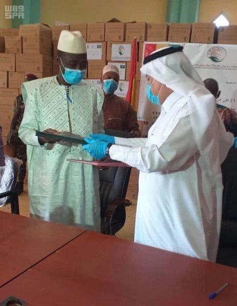 مركز الملك سلمان للإغاثة يسلم هدية المملكة لجمهورية غينيا