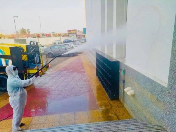 أمانة جدة تنظف وتعقم ساحات الجوامع والمساجد استعدادا لعودة المصلين