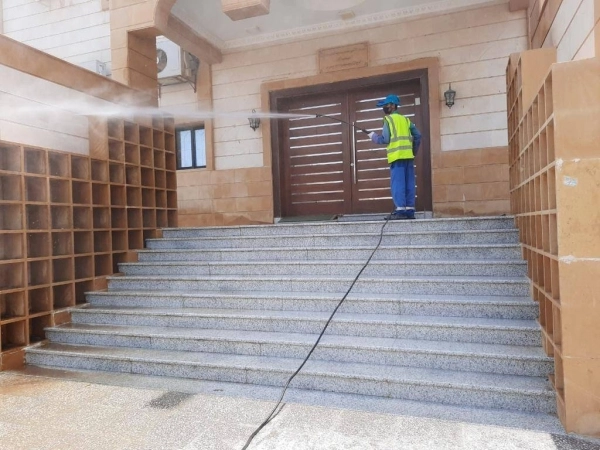 أمانة جدة تنظف وتعقم ساحات الجوامع والمساجد استعدادا لعودة المصلين