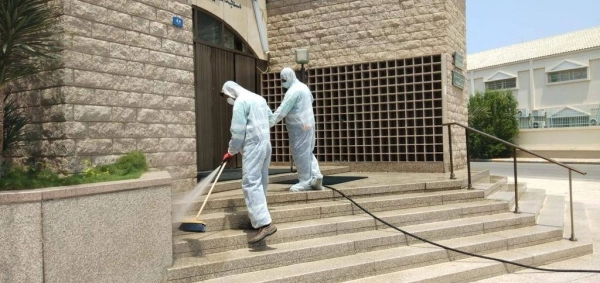 أمانة جدة تنظف وتعقم ساحات الجوامع والمساجد استعدادا لعودة المصلين