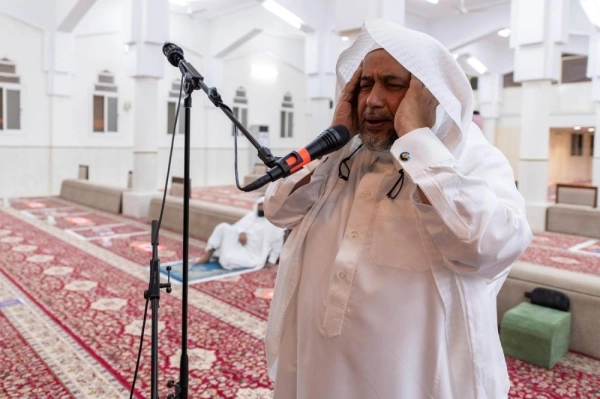 رفع الأذان في أحد مساجد تبوك   (مكة)