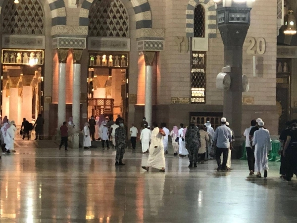 من تنظيم الدخول للمسجد النبوي في صلاة الفجر أمس                       (مكة)