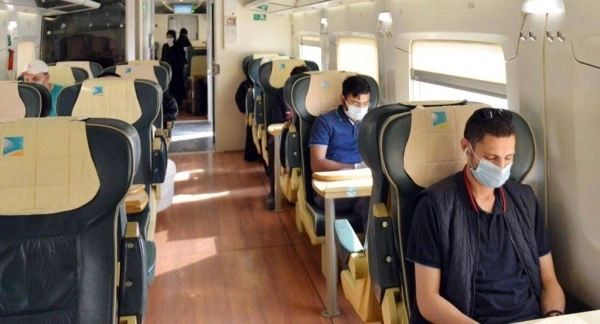 الالتزام بالتباعد داخل القطار (الخطوط الحديدية)